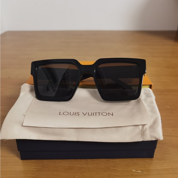 Louis Vuitton Black Square Sunglasses - Picture 1 of 4